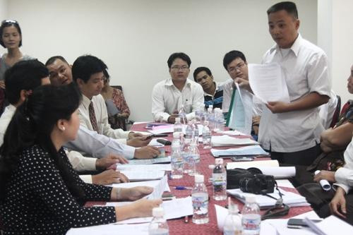 Bà Nguyễn Thị Như Loan (áo đen) trong một lần gặp gỡ khách hàng.