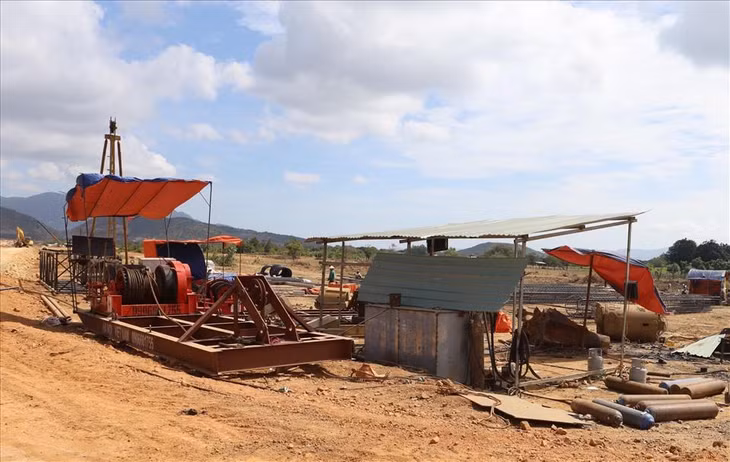 Công ty TNHH Đầu tư đường cao tốc Nha Trang – Cam Lâm (Tập đoàn Sơn Hải) là đơn vị đầu tư. Theo chủ đầu tư, để thi công cao tốc, trên công trường hiện có hơn 1.500 công nhân được huy động thi công 3 ca liên tục. Việc thi công đang gặp thuận lợi bởi thời tiết đang mùa khô.