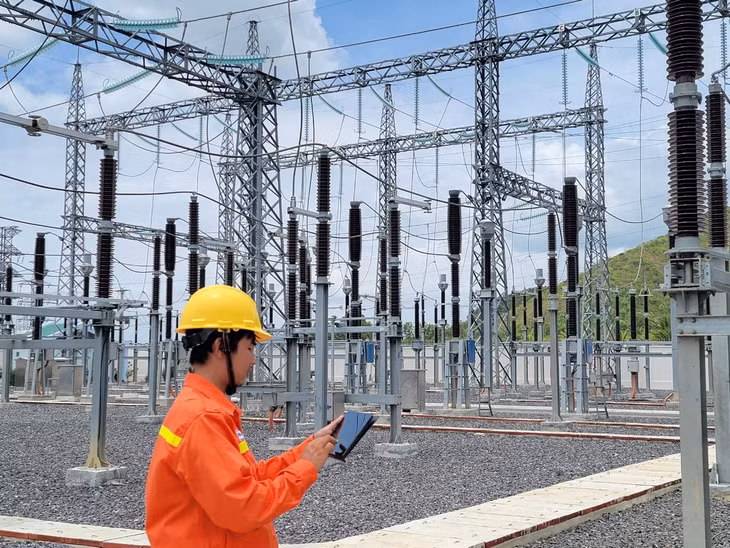 Công nhân kỹ thuật sử dụng thiết bị di động kiểm tra thiết bị trạm biến áp