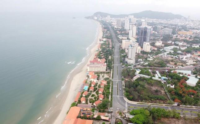 Khu vực bãi tắm Thùy Vân rộng khoảng 28 ha, kéo dài 3 km từ cổng Khu du lịch Paradise đến đường Phan Chu Trinh bị doanh nghiệp "xài chùa" gần 30 năm qua