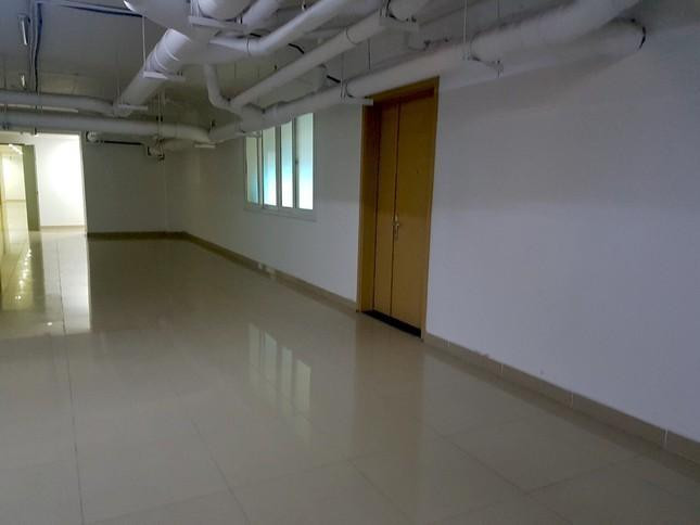 Với lỗi vi phạm này, UBND TPHCM xử phạt chủ đầu tư 180 triệu đồng và buộc phải bàn giao đủ kinh phí cho ban quản trị tòa nhà theo quy định tại nghị định 16 năm 2022 của Chính phủ.