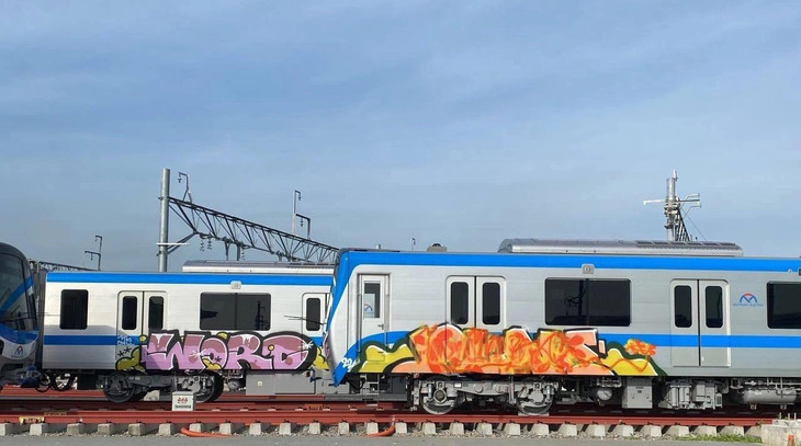 2 toa tàu metro số 1 ở TP.HCM bị xịt sơn, vẽ bậy 2 toa tàu metro số 1 ở TP.HCM bị xịt sơn, vẽ bậy