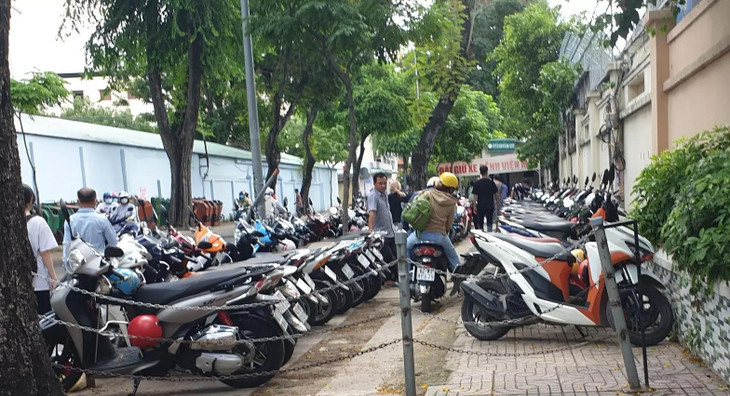 Vỉa hè khu trung tâm TP.HCM bị 'xẻ thịt' để làm bãi trông, giữ xe sai quy định Vỉa hè khu trung tâm TP.HCM bị 'xẻ thịt' để làm bãi trông, giữ xe sai quy định