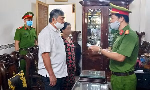 Đầu tháng 6/2021, Cơ quan Cảnh sát điều tra Công an tỉnh Phú Yên đã tống đạt quyết định khởi tố bị can và thực hiện lệnh bắt tạm giam ông Nguyễn Chí Hiến