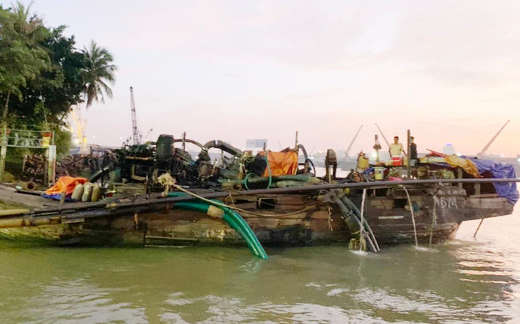 Cảnh sát bắt chiếc ghe hút trộm cát