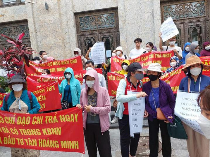 Nhà đầu tư trái phiếu Tân Hoàng Minh căng băng rôn đòi tiền trước trụ sở 24 Quang Trung (Hà Nội).