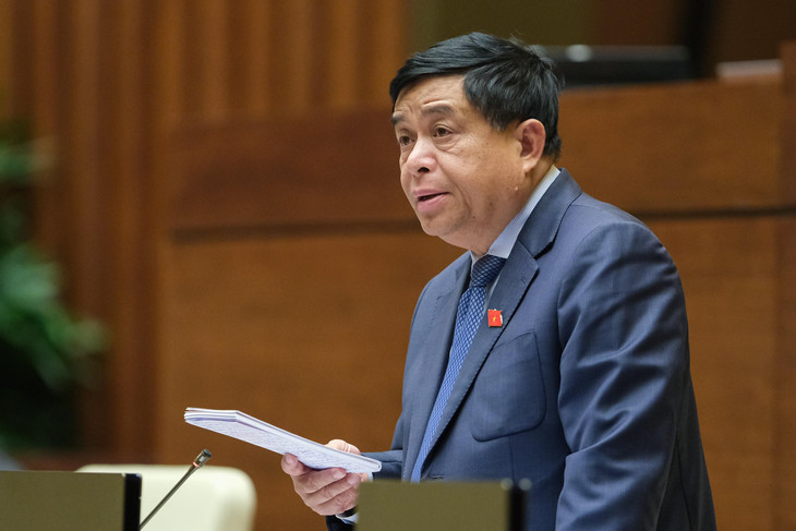 Bộ trưởng Bộ Kế hoạch và Đầu tư Nguyễn Chí Dũng giải trình, làm rõ một số vấn đề đại biểu Quốc hội quan tâm