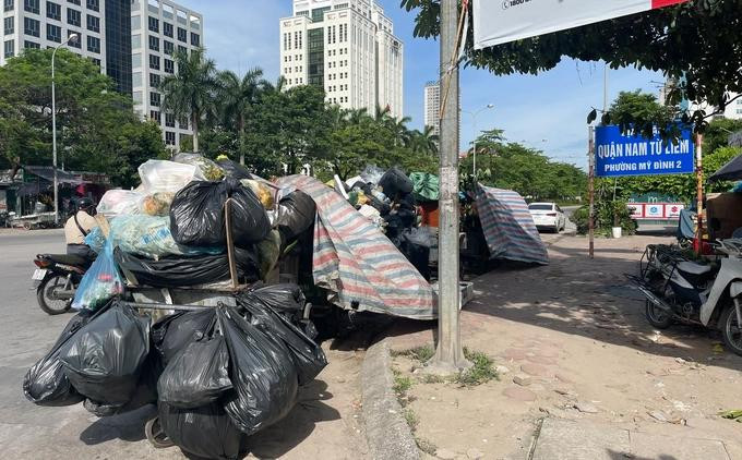 Rác thải ùn ứ trên nhiều tuyến phố Hà Nội