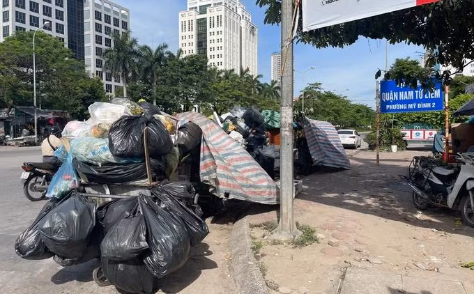 Rác thải ùn ứ trên nhiều tuyến phố Hà Nội