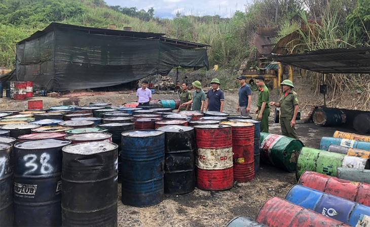 Khu vực xưởng tái chế dầu thải Khu vực xưởng tái chế dầu thải