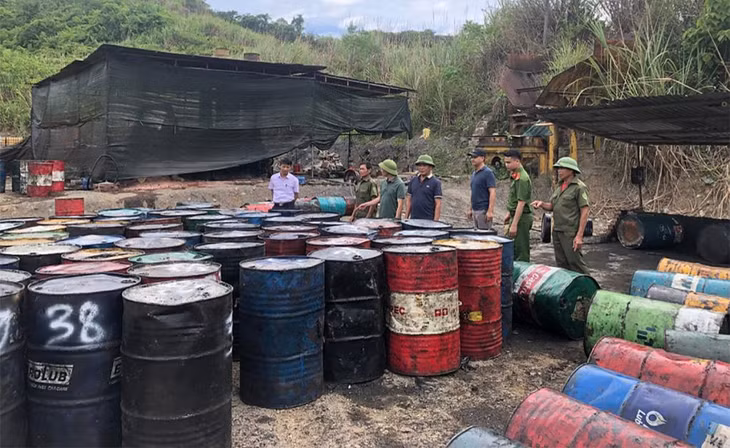 Khu vực xưởng tái chế dầu thải