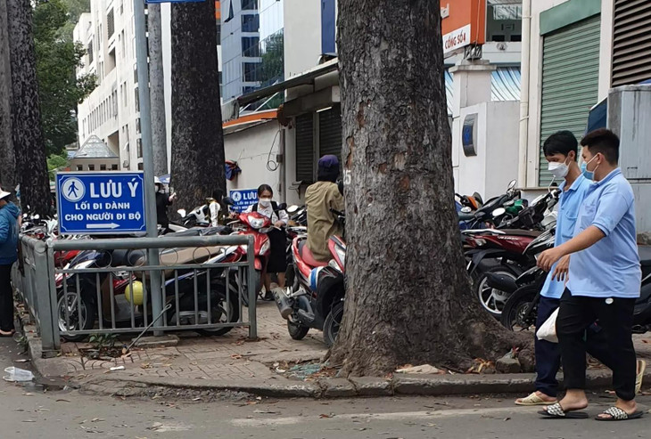 'Xẻ thịt' vỉa hè trên đường Lý Thường Kiệt, Bà Triệu xung quanh bệnh viện Hùng Vương để làm bãi giữ xe. Ảnh chụp vào tháng 4/2022 'Xẻ thịt' vỉa hè trên đường Lý Thường Kiệt, Bà Triệu xung quanh bệnh viện Hùng Vương để làm bãi giữ xe. Ảnh chụp vào tháng 4/2022