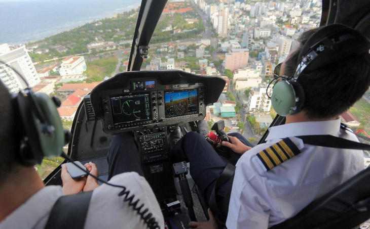 Phi công điều khiển trực thăng chở khách tham quan Đà Nẵng từ trên cao