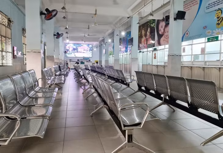 Khu vực Phòng Khám tiêm ngừa Viện Pasteur TP.HCM vắng vẻ do hết vaccine, sáng 17/6