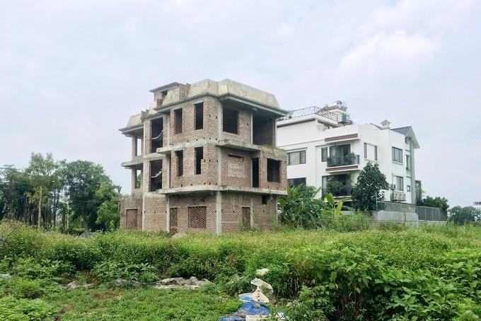 Nhiều công trình nhà ở thấp tầng đã đưa vào sử dụng và đang được xây dựng dở dang