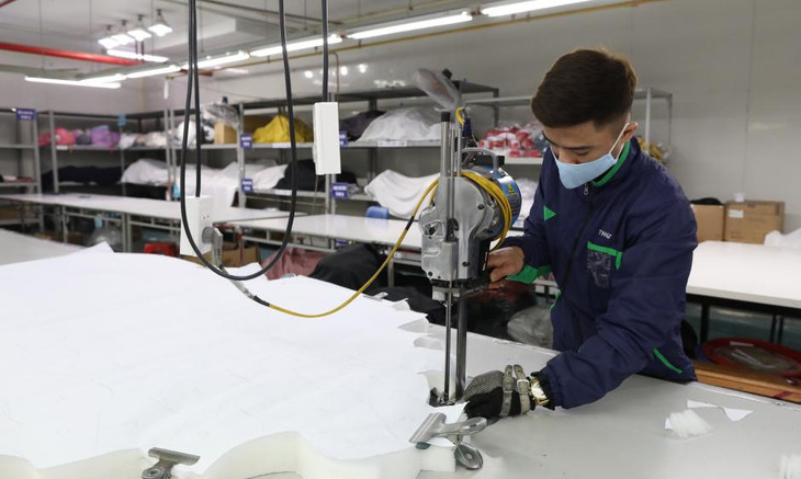 Công nhân may khẩu trang phục vụ chống dịch