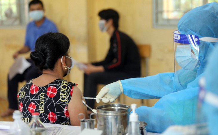 Nhân viên y tế tiêm vaccine Covid-19 cho người dân phường Phú Hữu, TP Thủ Đức Nhân viên y tế tiêm vaccine Covid-19 cho người dân phường Phú Hữu, TP Thủ Đức