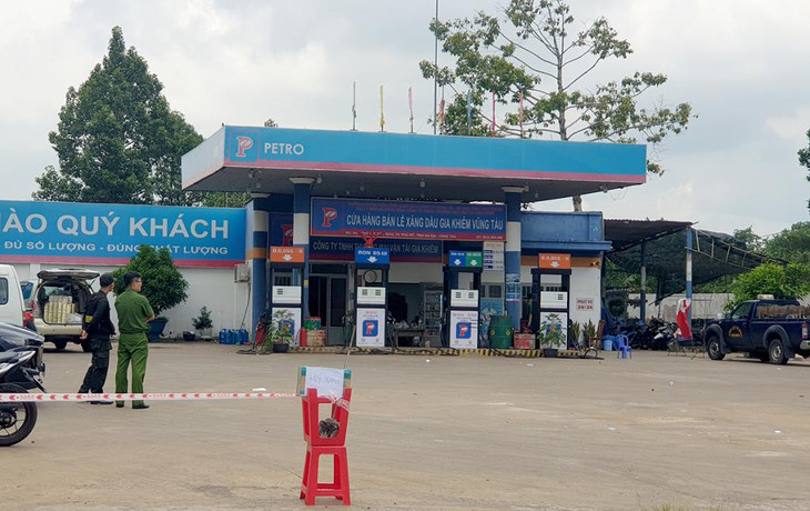 Cảnh sát phong tỏa cây xăng để điều tra