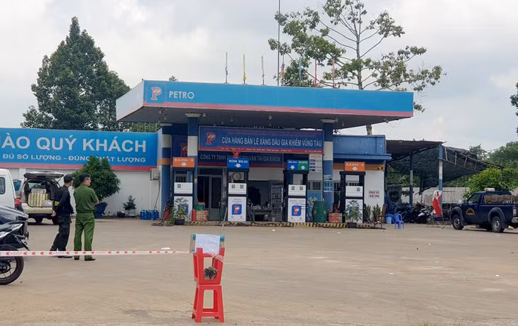Cảnh sát phong tỏa cây xăng để điều tra