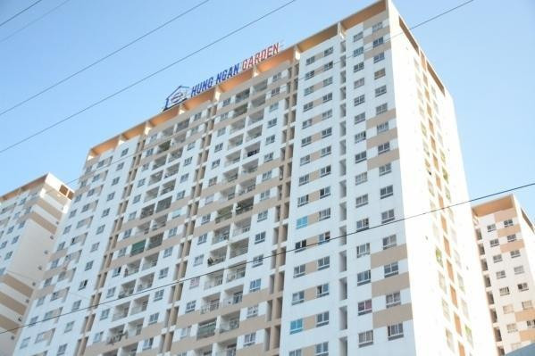 UBND TPHCM cũng ra quyết định xử phạt hành chính Công ty CP nhà Hưng Ngân (51 Hoàng Diệu, phường 10, quận Phú Nhuận) với số tiền 500 triệu đồng cũng vì triển khai xây dựng dự án nhà ở chậm tiến độ đã được duyệt tại khu nhà ở cao tầng kết hợp phức hợp thương mại tại phường Tân Chánh Hiệp, quận 12.