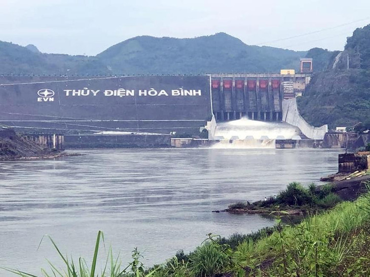 Hồ thủy điện Hòa Bình mở cửa xả đáy