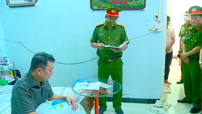 Cơ quan Cảnh sát điều tra Công an tỉnh Khánh Hòa tống đạt các quyết định tố tụng đối với bị can Huỳnh Văn Dõng