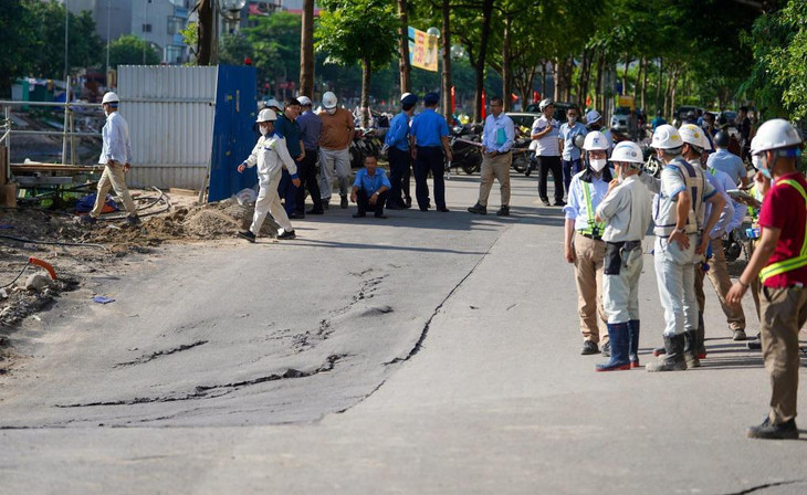 Đoạn đường bị sụt lún, chiều 14/6 Đoạn đường bị sụt lún, chiều 14/6