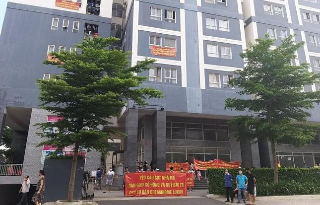 Đầu tháng 6/2020, cư dân Chung cư Dream Home Luxury đã căng băng rôn yêu cầu Công ty CP Nhà Mơ bàn giao 2% quỹ bảo trì và sổ hồng.