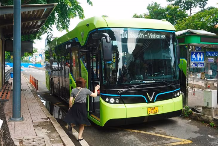 Người dân đón xe buýt trên đường Hàm Nghi (Quận 1, TP.HCM)