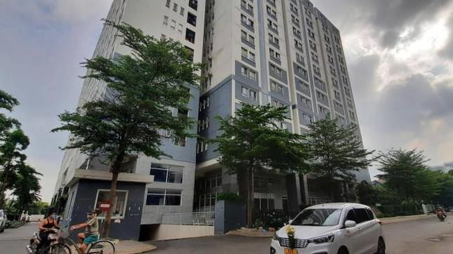 Nguyên nhân, doanh nghiệp trên kinh doanh bất động sản mà bất động sản đó không đảm bảo các điều kiện theo quy định, như ký kết hợp đồng mua bán nhà ở hình thành trong tương lai tại dự án chung cư Phú Hưng Phát (tên thương mại là Dream Home Luxury ở số 87/59 đường số 59, quận Gò Vấp) khi chưa được Sở Xây dựng xác nhận đủ điều kiện đưa vào kinh doanh theo quy định. Đồng thời, đình chỉ hoạt động kinh doanh bất động sản trong thời hạn 4,5 tháng đối với dự án chung cư Phú Hưng Phát.