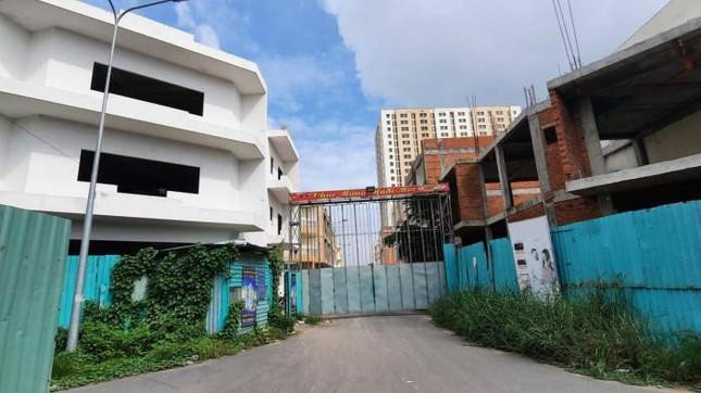 Công ty CP Đầu tư và Phát triển An Nhân, chủ đầu tư dự án khu nhà ở Vĩnh Lộc A (xã Vĩnh Lộc A, huyện Bình Chánh) cũng từng bị UBND TP.HCM phạt 275 triệu đồng do triển khai dự án chậm tiến độ đã được cơ quan có thẩm quyền phê duyệt.