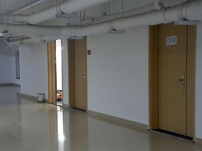 Ngoài ra, chung cư Oriental Plaza cũng có 42 căn hộ được xây trái phép, cơi nới.