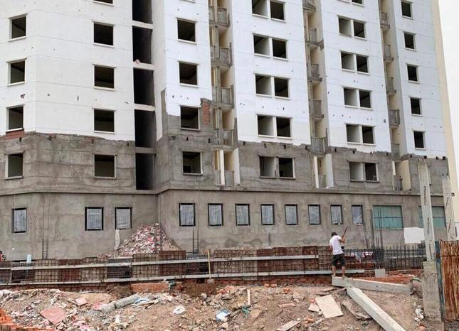 Theo các khách hàng, tháng 3/2021 chủ đầu tư hứa đến tháng 8/2021 sẽ hoàn thành và bàn giao nhà cho khách hàng. Tuy nhiên đến hẹn, dự án vẫn chưa hoàn thiện, công trình có thi công nhưng rất chậm.