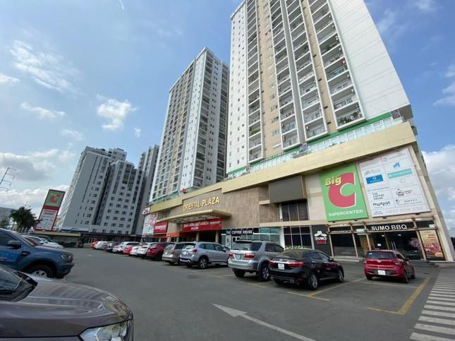 Tại chung cư Oriental Plaza, Phó chủ tịch UBND TPHCM Ngô Minh Châu đã ký quyết định số 1595 xử phạt Công ty CP đầu tư Sơn Thuận do bàn giao thiếu quỹ bảo trì chung cư cho ban quản trị tòa nhà hơn 29,8 tỷ đồng.