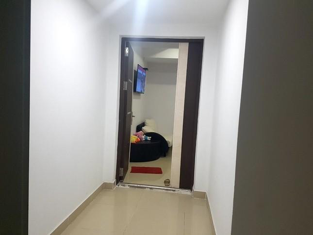 Trong 42 căn hộ ở chung cư Oriental Plaza, tầng 3 xây thêm 7 căn hộ. Còn ở các tầng 6, 8, 10, 12, 14, 16, 18, 20, 22 mỗi tầng xây thêm 4 căn hộ so với bản thiết kế được duyệt.