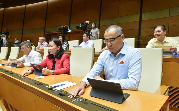 Đại biểu biểu quyết thông qua Nghị quyết Thành lập Đoàn giám sát chuyên đề “Việc huy động, quản lý và sử dụng các nguồn lực phục vụ công tác phòng, chống dịch COVID-19; việc thực hiện chính sách, pháp luật về y tế cơ sở, y tế dự phòng” Đại biểu biểu quyết thông qua Nghị quyết Thành lập Đoàn giám sát chuyên đề “Việc huy động, quản lý và sử dụng các nguồn lực phục vụ công tác phòng, chống dịch COVID-19; việc thực hiện chính sách, pháp luật về y tế cơ sở, y tế dự phòng”