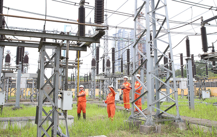 Các lực lượng tại chỗ Truyền tải điện Hà Nội phối hợp khắc phục sự cố