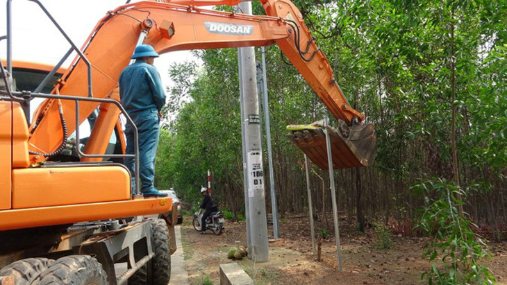 Xe múc tháo dỡ các công trình kiên cố bên hồ Trị an Xe múc tháo dỡ các công trình kiên cố bên hồ Trị an