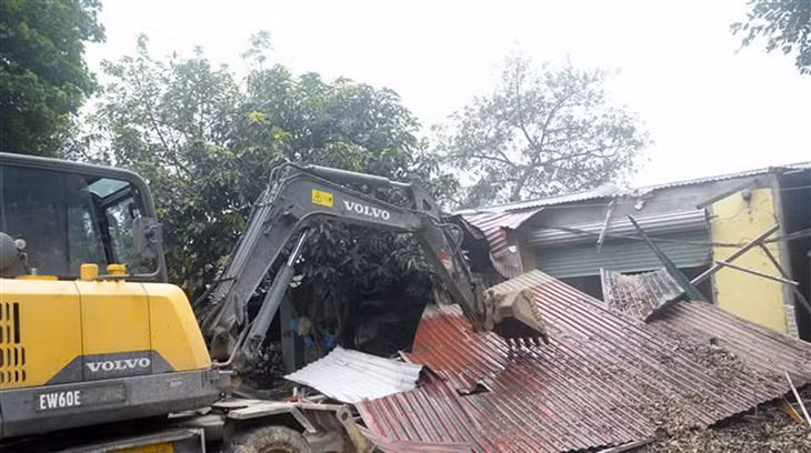 Công trình vi phạm bị tháo dỡ.