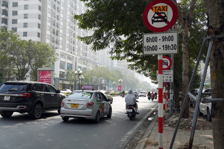 Biển cấm taxi đặt trên phố Lê Văn Thiêm hướng ra đường Lê Văn Lương