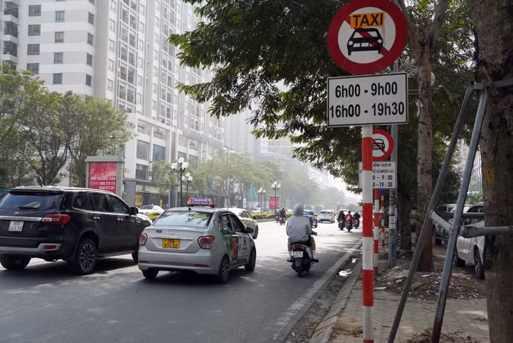 Biển cấm taxi đặt trên phố Lê Văn Thiêm hướng ra đường Lê Văn Lương