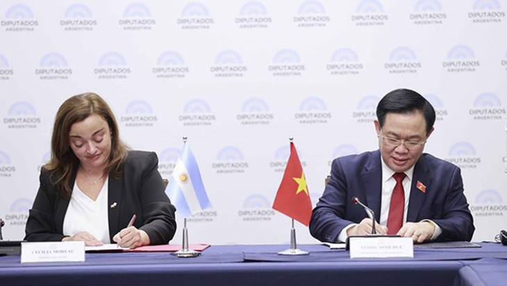 Chủ tịch Quốc hội Vương Đình Huệ và Chủ tịch Hạ viện Cộng hòa Argentina Cecilia Moreau ký thỏa thuận giữa Quốc hội Việt Nam và Hạ viện Argentina. Ảnh: TTXVN