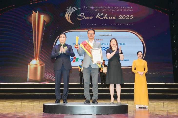 Ông Đào Hồng Giang - Giám đốc Khối Tài chính - Ngân hàng, FPT IS - nhận chứng nhận 5 sao Sao Khuê dành cho FPT.iHRP.