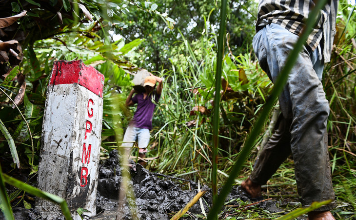 Công nhân cắm cọc giải phóng mặt bằng Vành đai 3 TP.HCM đoạn qua Thủ Đức