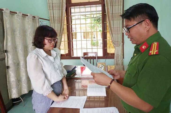 Phòng Cảnh sát kinh tế, Công an tỉnh Quảng Ngãi tống đạt quyết định khởi tố đối với bị can Nguyễn Thị Dung