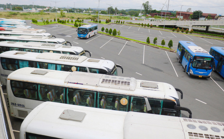 Khu vực đậu xe khách và buýt ở bến xe Miền Đông mới
