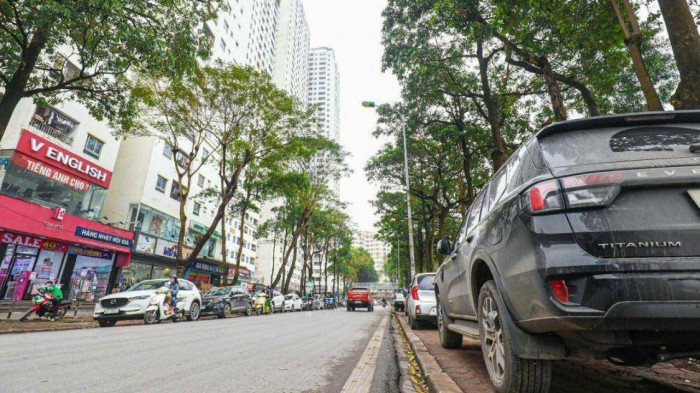 Hàng loạt xe ô tô vẫn đỗ ở vỉa hè bờ hồ Linh Đàm sau sự cố bị đập phá gương, lấy trộm phụ tùng, chọc lốp...