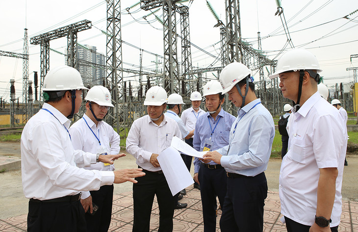 Lãnh đạo EVNNPT, các Ban của EVNNPT trao đổi với đơn vị vận hành tiến hành huy động lực lượng khắc phục sự cố