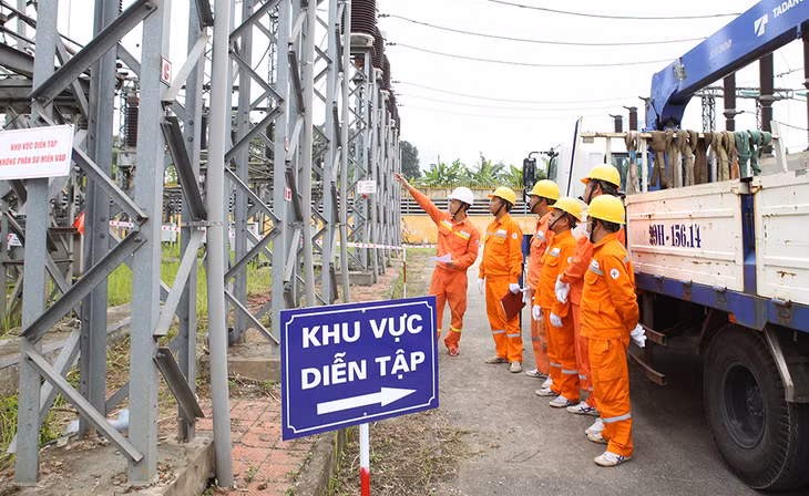 Lực lượng Công ty Lưới điện cao thế TP. Hà Nội hỗ trợ Truyền tải điện Hà Nội khắc phục sự cố