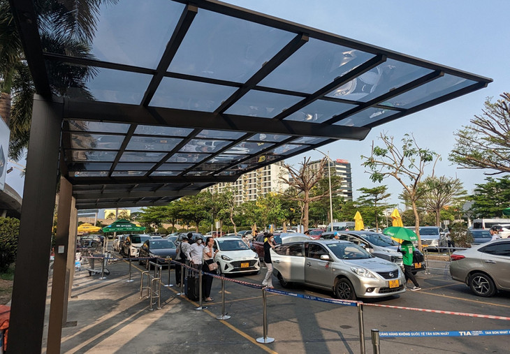Mái che ở khu vực đón xe công nghệ trước ga quốc tế được lắp đặt